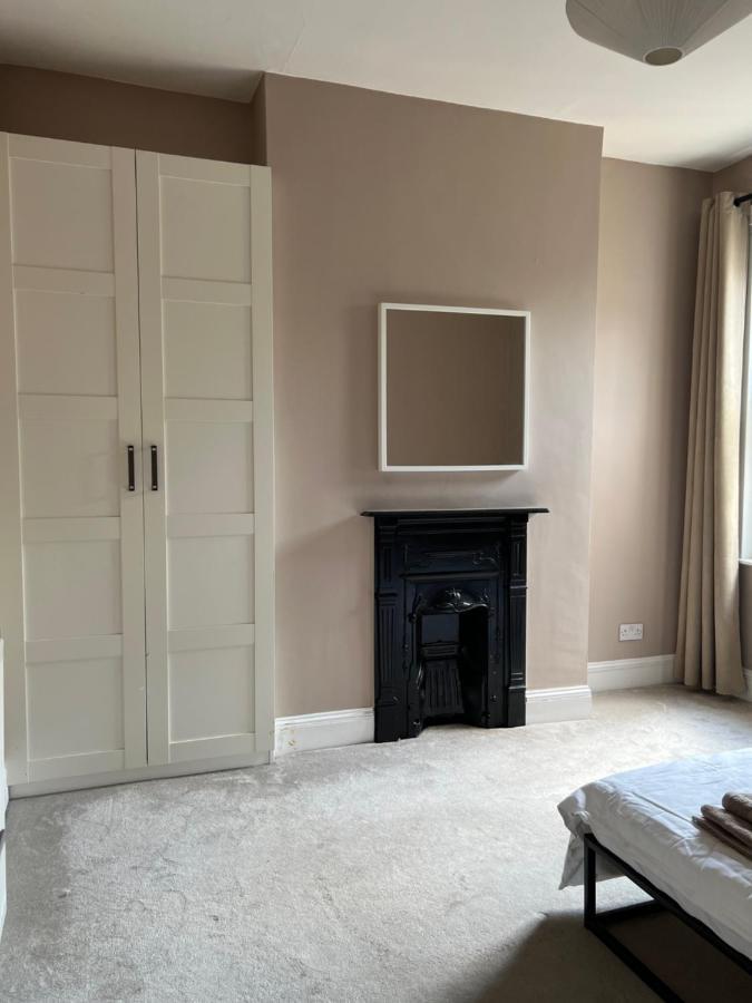 Bright And Stylish 2 Bedroom First Floor Flat Apartment *